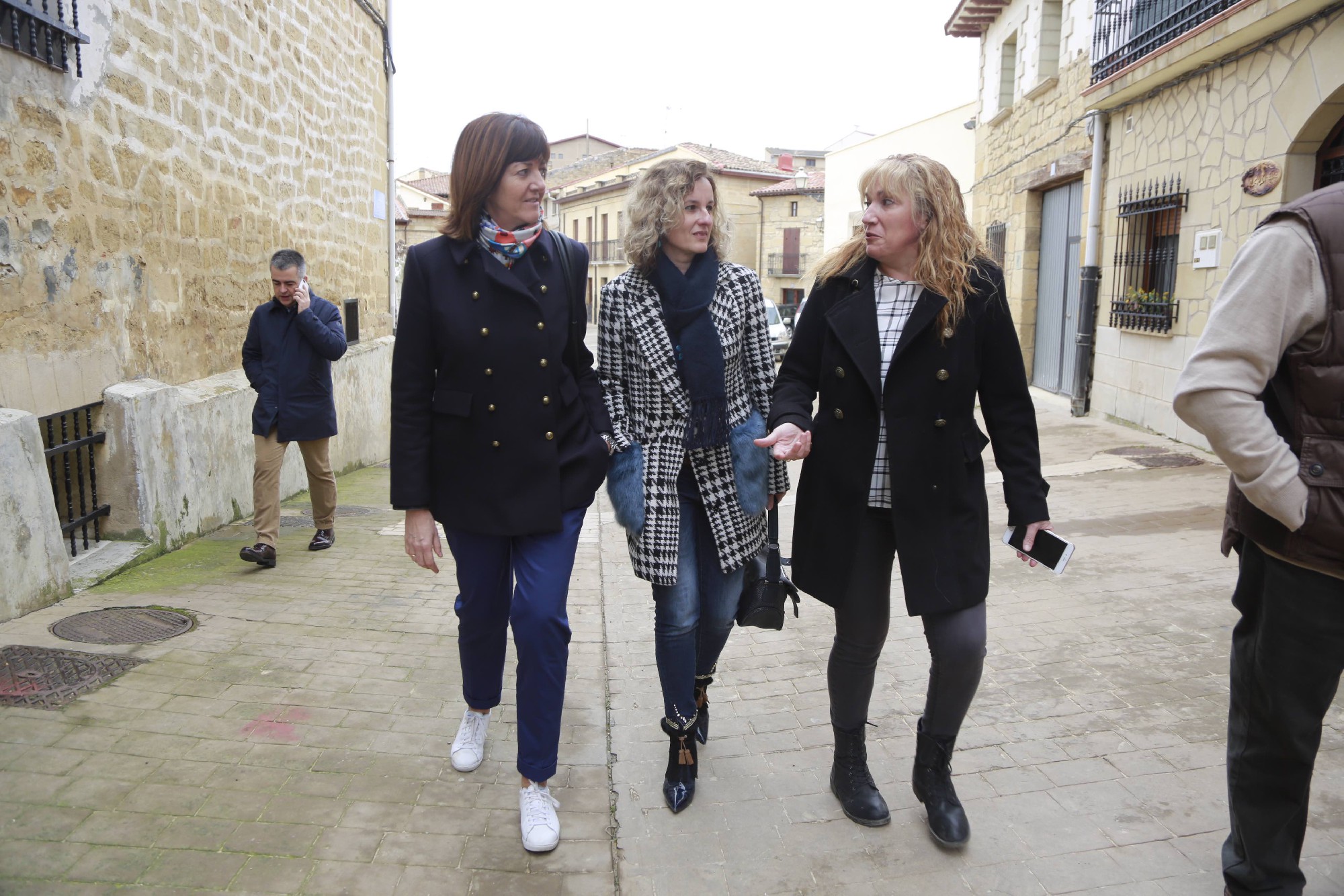 Idoia Mendia (PSE-EE), Cristina Gonz&aacute;lez (PSE-EE &Aacute;lava) y Blanca Casado)PSE-EE Ba&ntilde;os de Ebro) recorren el municipio de Ba&ntilde;os de Ebro | Foto: Socialistas Vascos.