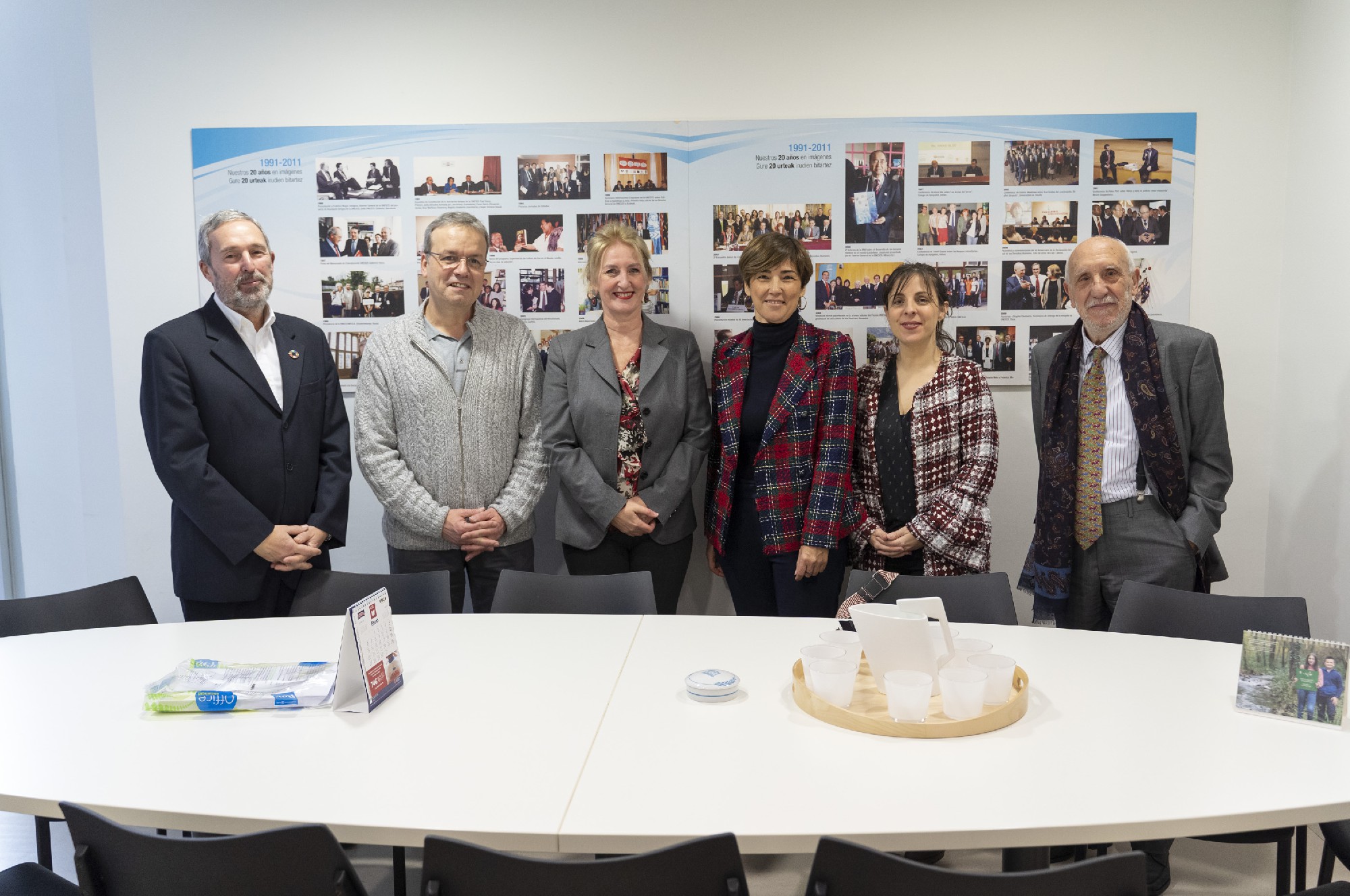 Bego&ntilde;a Gil y Alfredo Retortillo, junto a los representantes de Unesco Etxea.| Socialistas Vascos