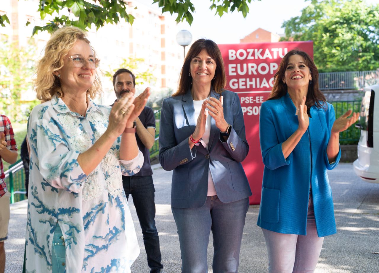 La candidata socialista vasca a las próximas elecciones europeas, Idoia Mendia, junto a la Secretaria General del PSE-EE de Álava, Cristina González, y la alcaldesa de Vitoria-Gasteiz, Maider Etxebarria | Foto: Socialistas Vascos