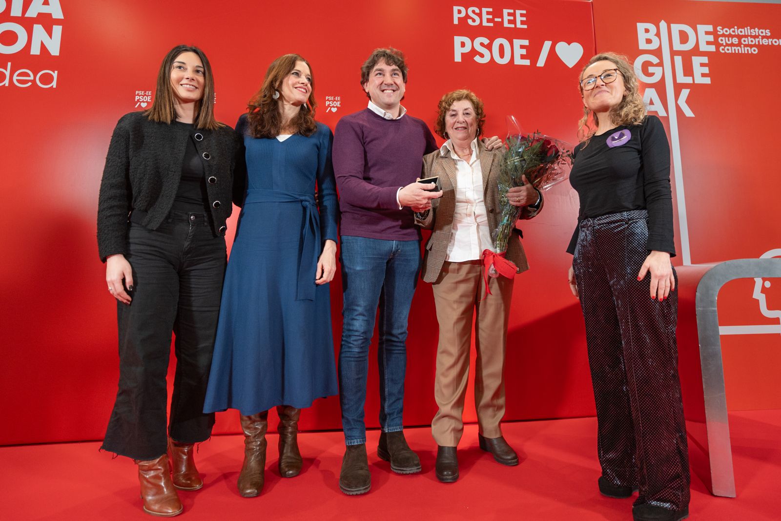 Eneko Andueza y la premiada, Natividad Alonso, junto a la alcaldesa de Vitoria, Maider Etxebarria, Aroa Jilete y Patricia Campelo. Foto: Socialistas Vascos