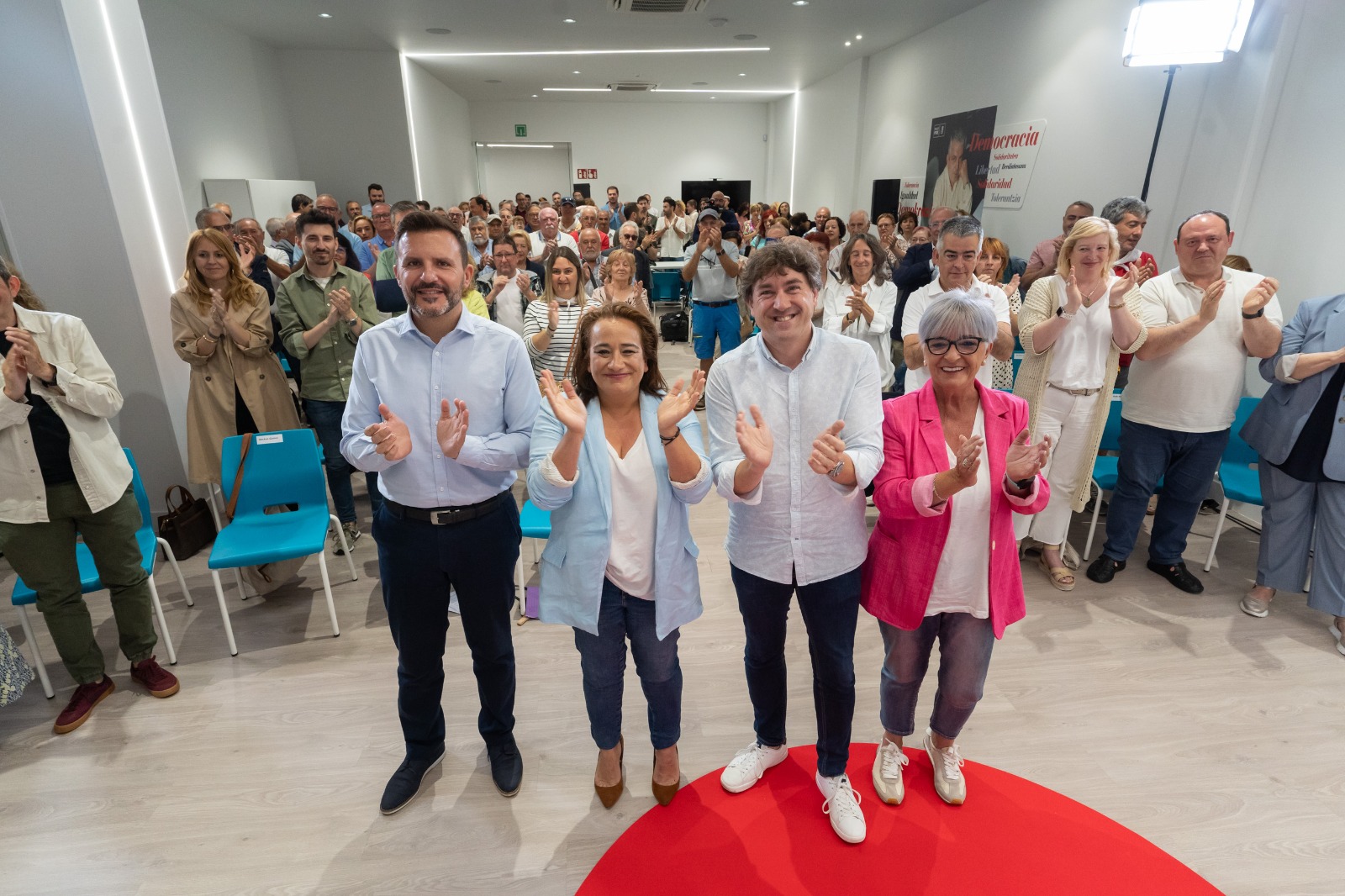 El Secretario General del PSE-EE, Eneko Andueza, junto a la cabeza de lista al Congreso por Gipuzkoa, Rafaela Romero, la cabeza de lista al Senado, Izaskun Gómez, y el alcalde de Lasarte-Oria, Agustín Valdivia | Foto: Socialistas Vascos