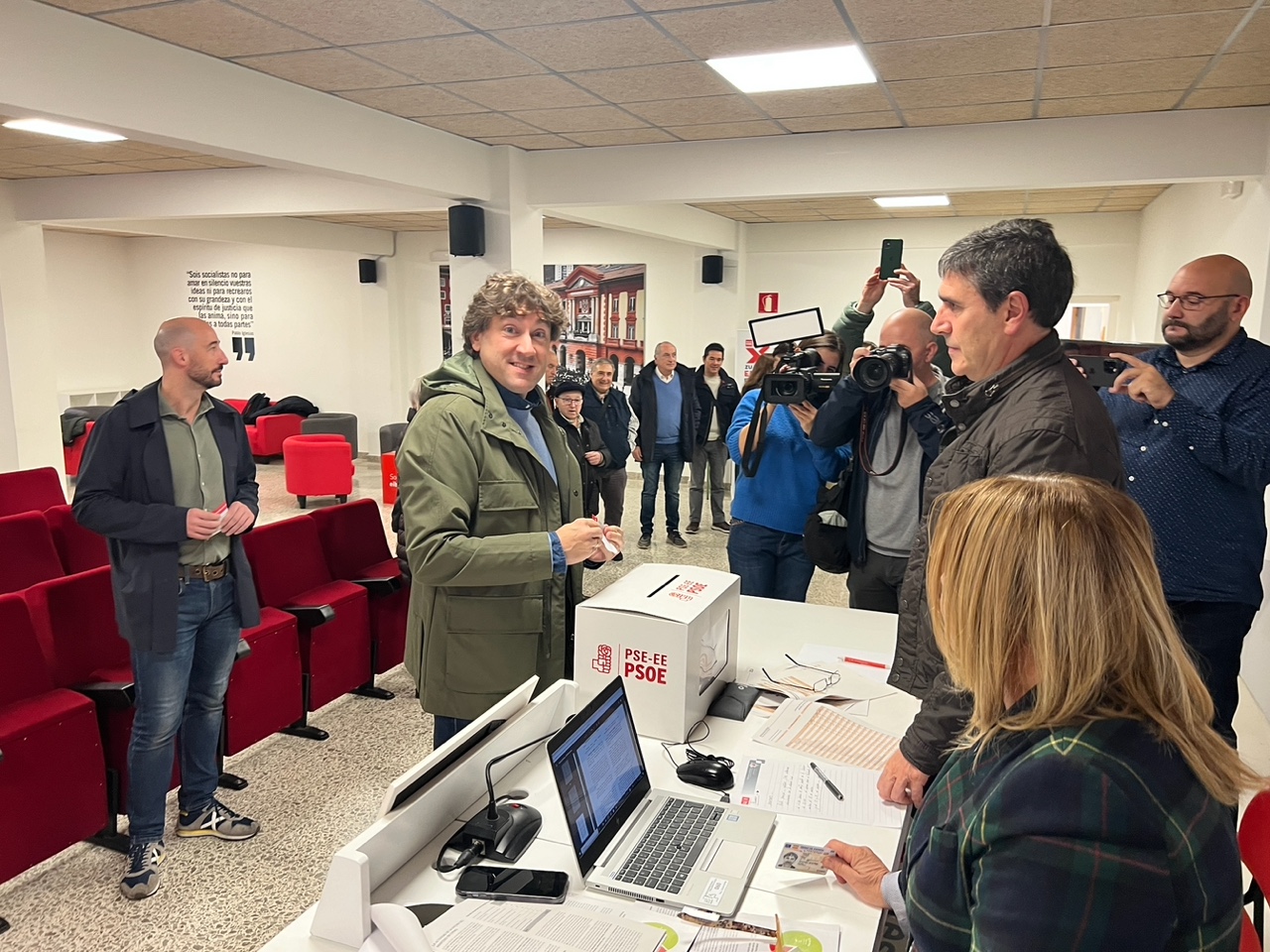 El Secretario General del PSE-EE, Eneko Andueza, votando en la consulta sobre los acuerdos para la investidura y la gobernabilidad en la Casa del Pueblo de Eibar | Foto: Socialistas Vascos