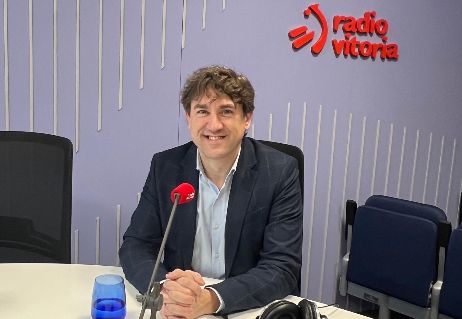 El Secretario General del PSE-EE, Eneko Andueza, durante la entrevista en Radio Vitoria. Foto: Socialistas Vascos 