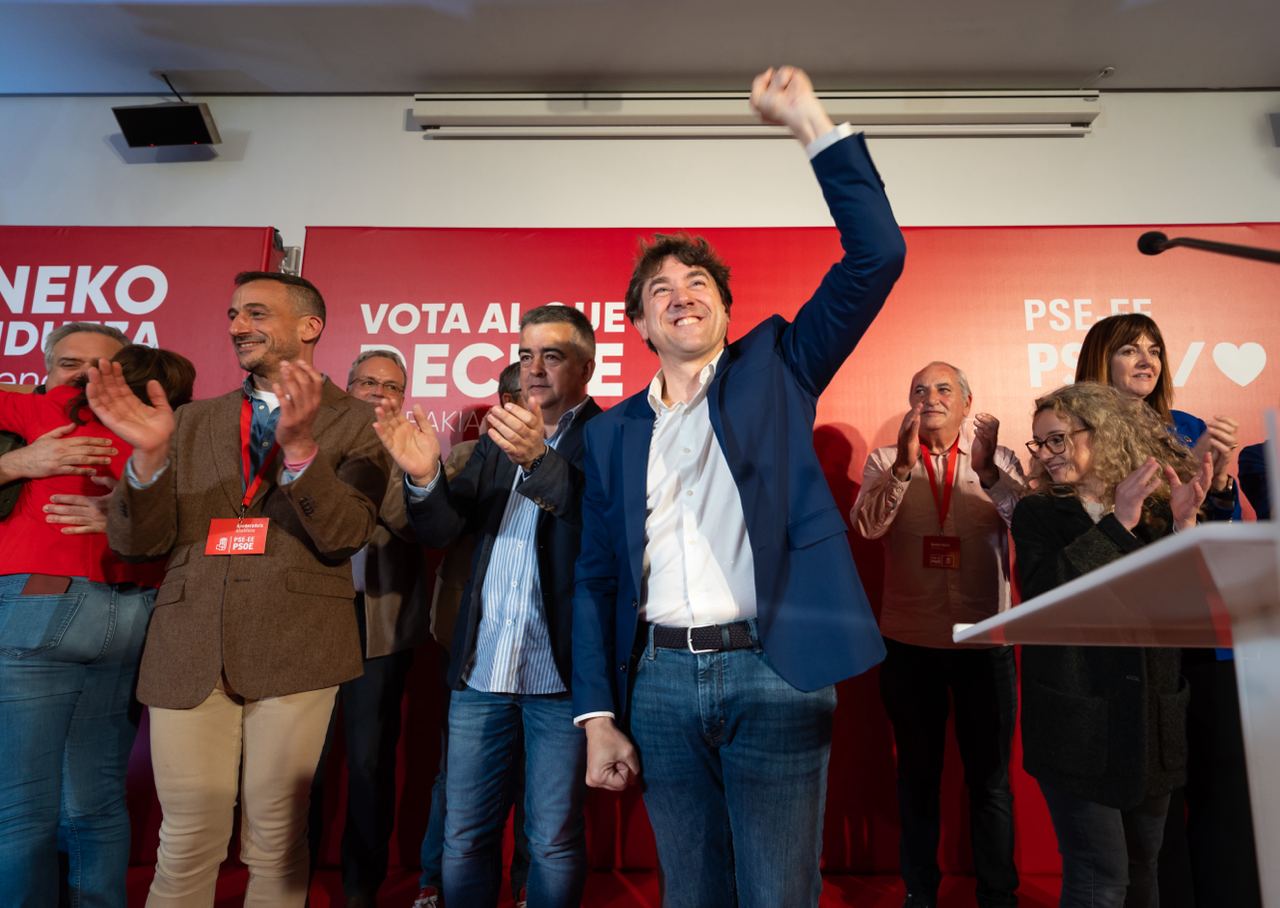 Eneko Andueza, en las noche electoral, rodeado de parte de su ejecutiva- Foto: Sociaiistas Vascos