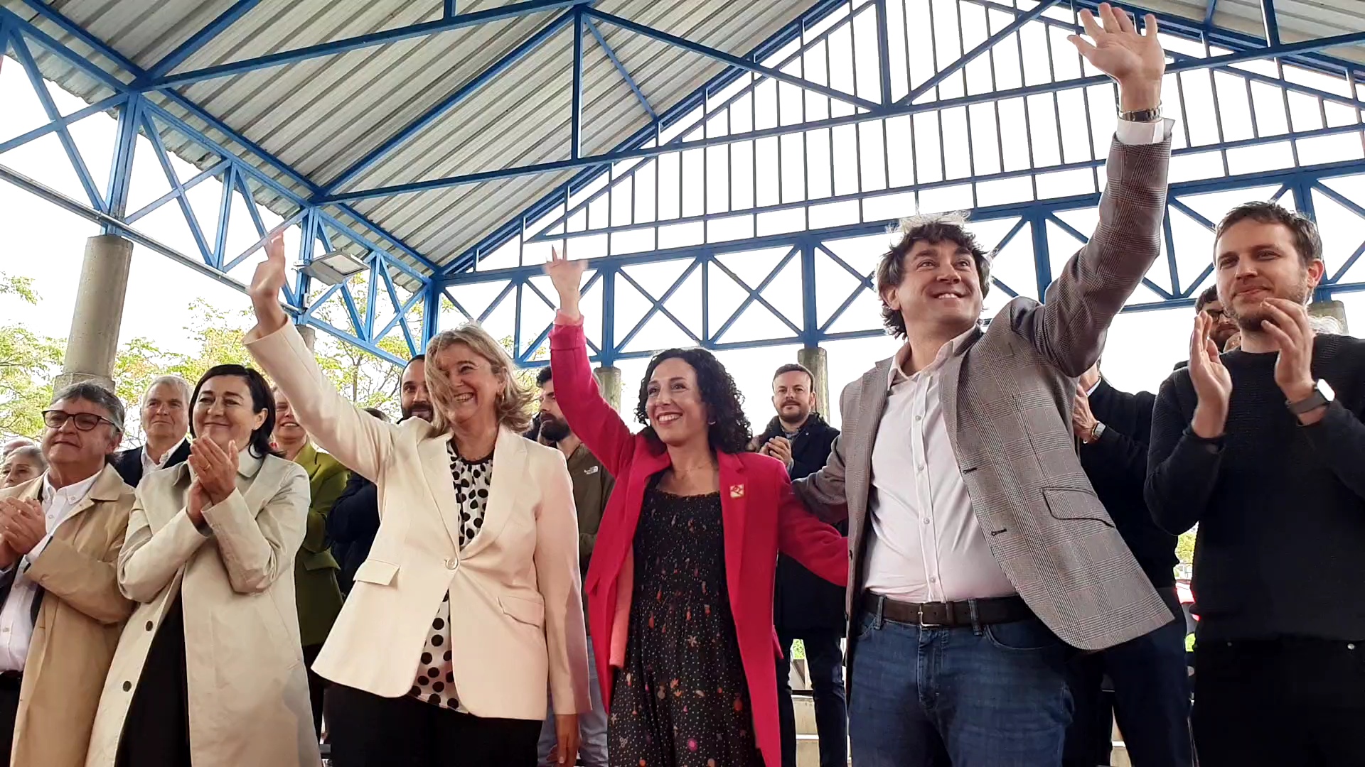 El Secretario General del PSE-EE, Eneko Andueza, acompañado por la candidata a la Alcaldía de Bilbao, Nora Abete, y la candidata a diputada general de Bizkaia, Teresa Laespada | Foto: Socialistas Vascos