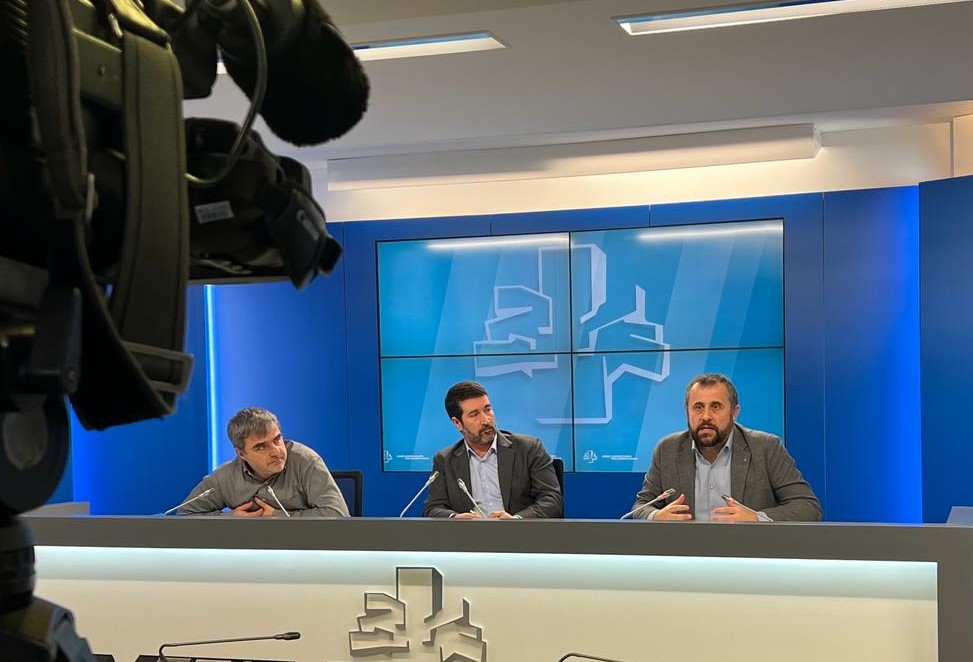 El parlamentario Alberto Alonso explica en rueda de prensa el contenido de la Ley de Transición Energética.