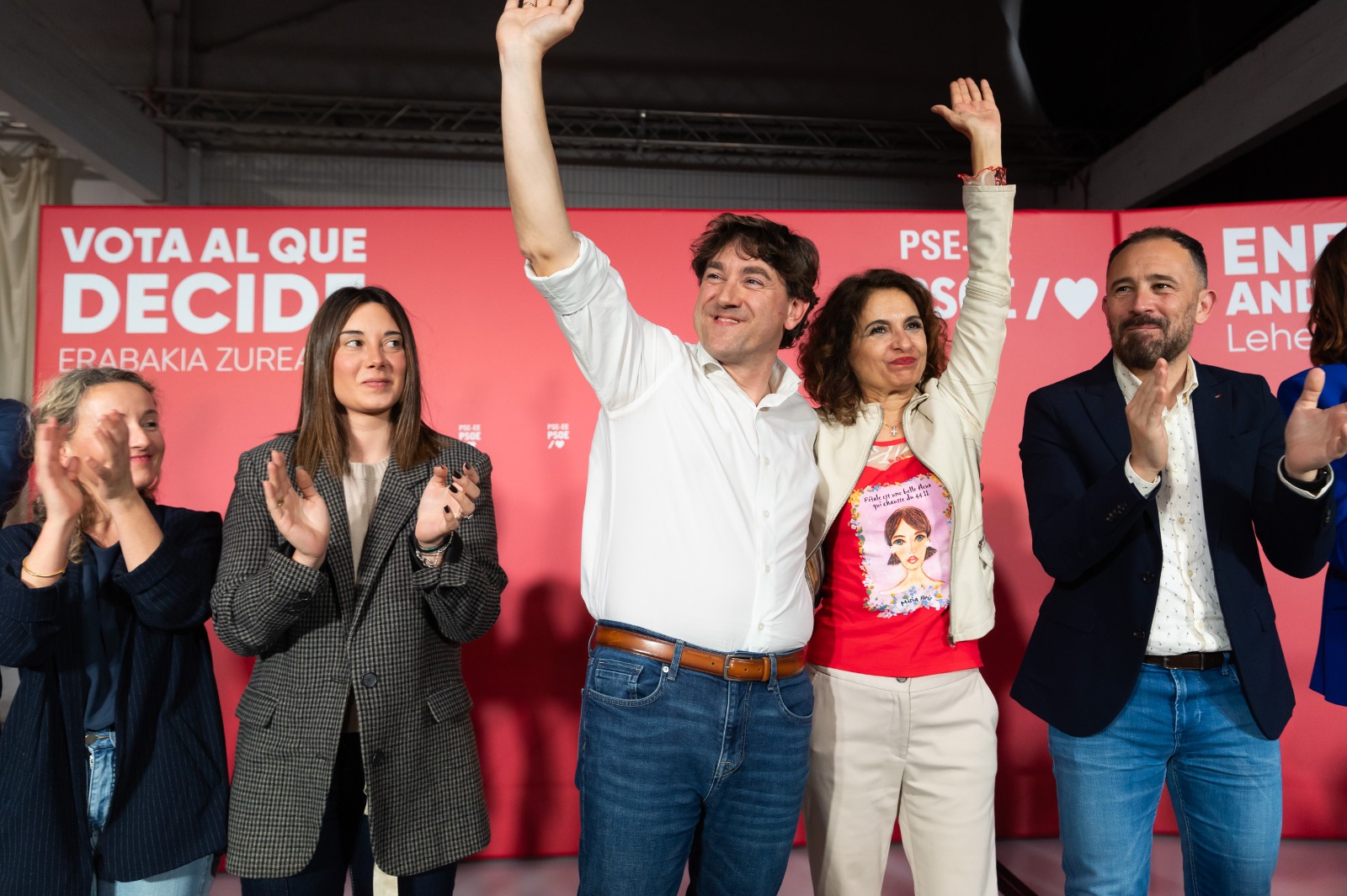 Eneko Andueza y María Jesús Montero saludan a los asistentes al mitin junto a Aroa Jilete y Denis Itxaso. Foto: Socialistas Vascos