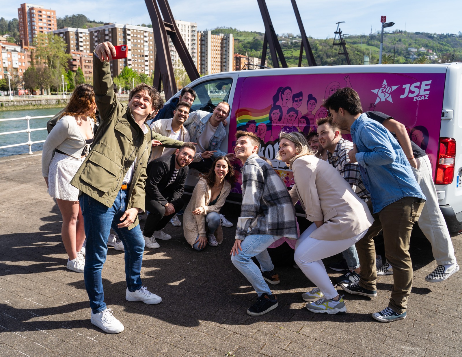 Eneko Andueza se fotografía junto a los miembros de Juventudes Socialistas ante la "Enekoneta". Foto: Socialistas Vascos