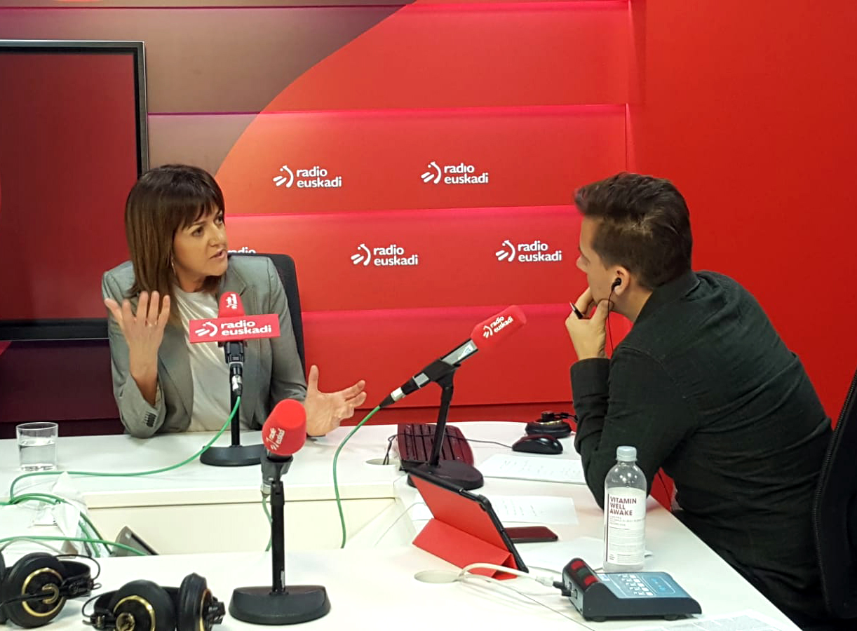 Idoia Mendia, en el estudio de Radio Euskadi | Foto: Socialistas Vascos