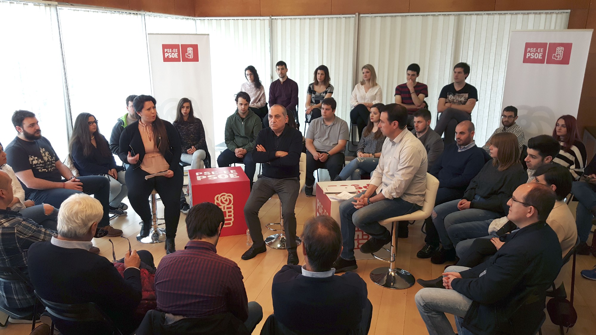 Encuentro de I&ntilde;aki Arriola con j&oacute;venes en Barakaldo para hablar de vivienda | Foto: Socialistas Vascos