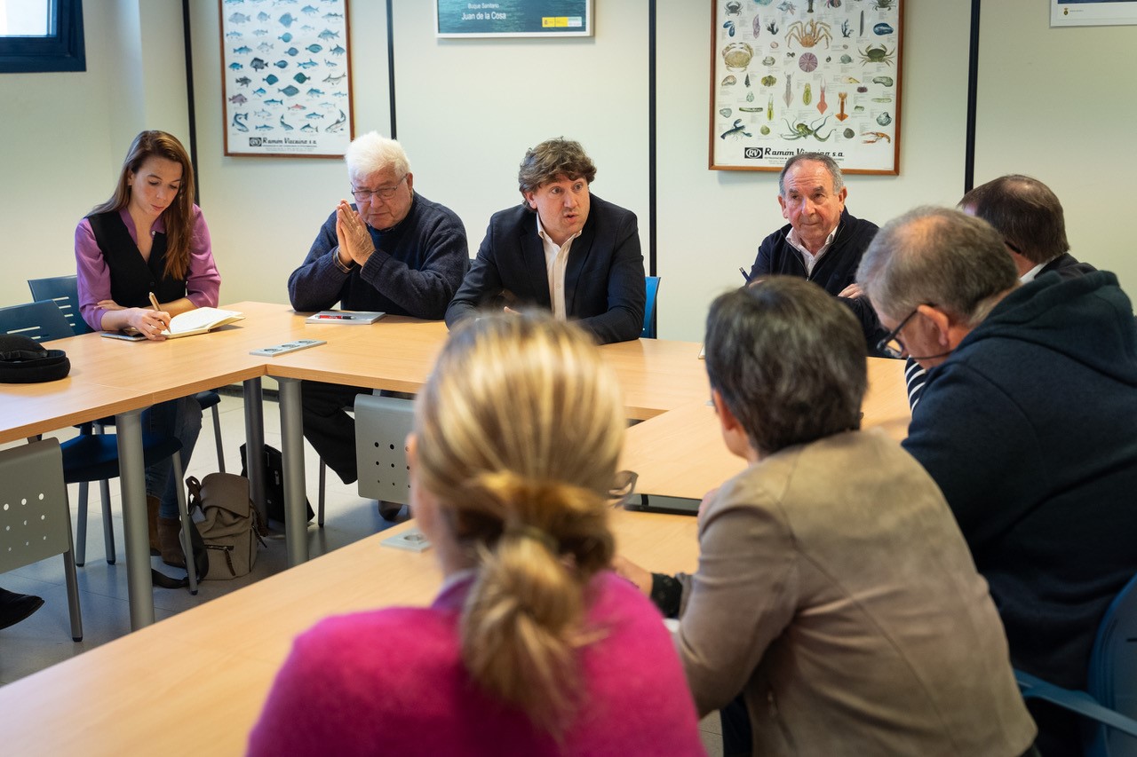 El Secretario General del PSE-EE, Eneko Andueza, durante el encuentro mantenido con representantes del sector pesquero guipuzcoano celebrado en Getaria | Foto: Socialistas Vascos