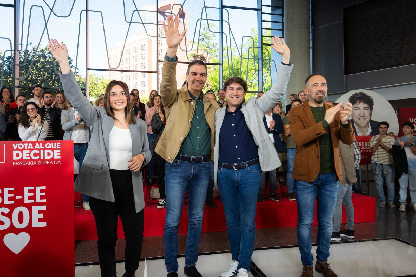 El Secretario General del PSE-EE, Eneko Andueza, saludando junto al presidente del Gobierno, Pedro Sánchez, y los cabeza de lista por Álava y Gipuzkoa, Aroa Jilete y Denis Itxaso | Foto: Socialistas Vascos