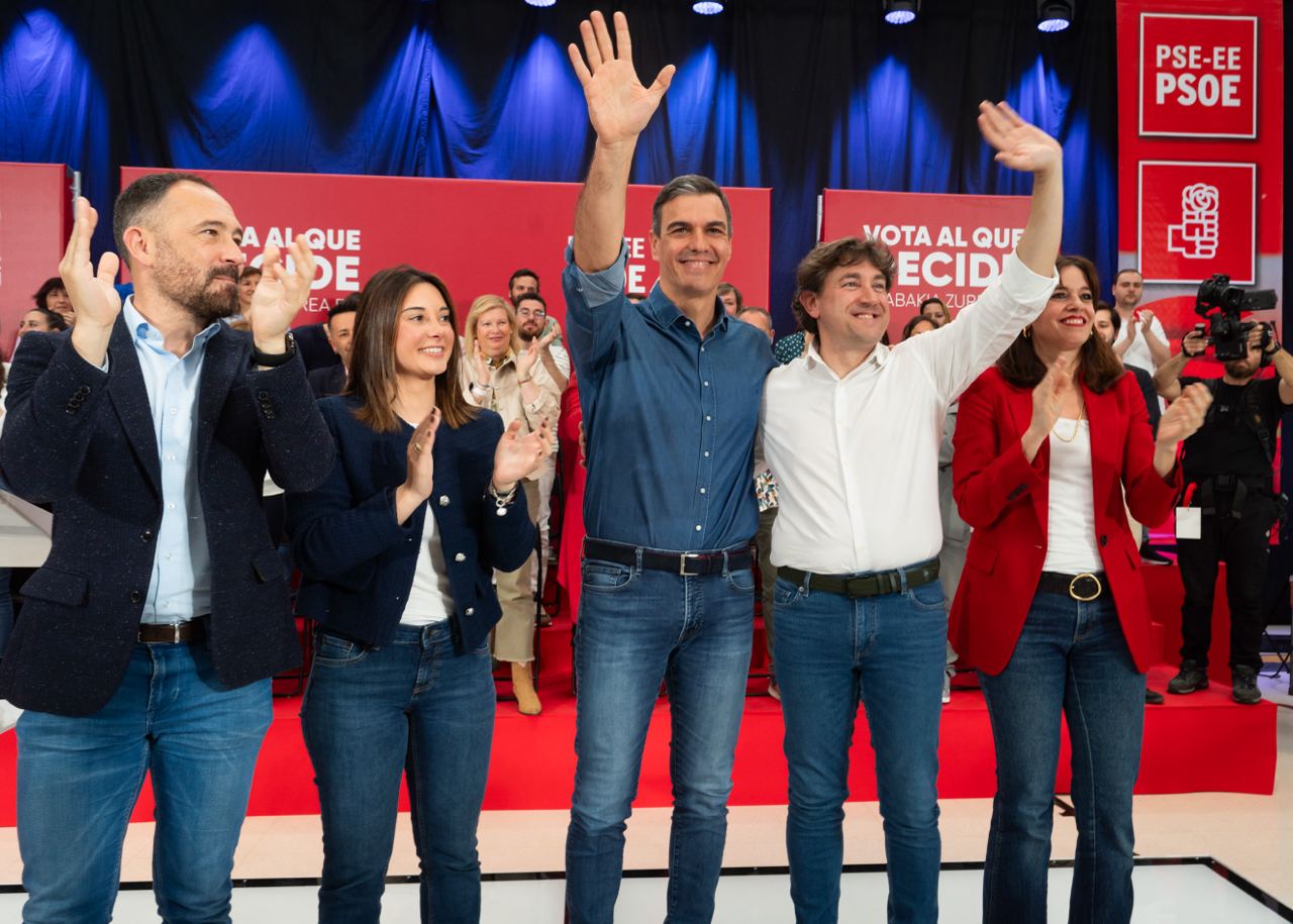 Eneko Andueza y Pedro Sánchez, con la alcaldesa de Vitoria, Maider Etxebarria, y los candidatos por Álava y Gipuzkoa, Aroa JIlete y Denis Itxaso. Foto: Socialistas Vascos