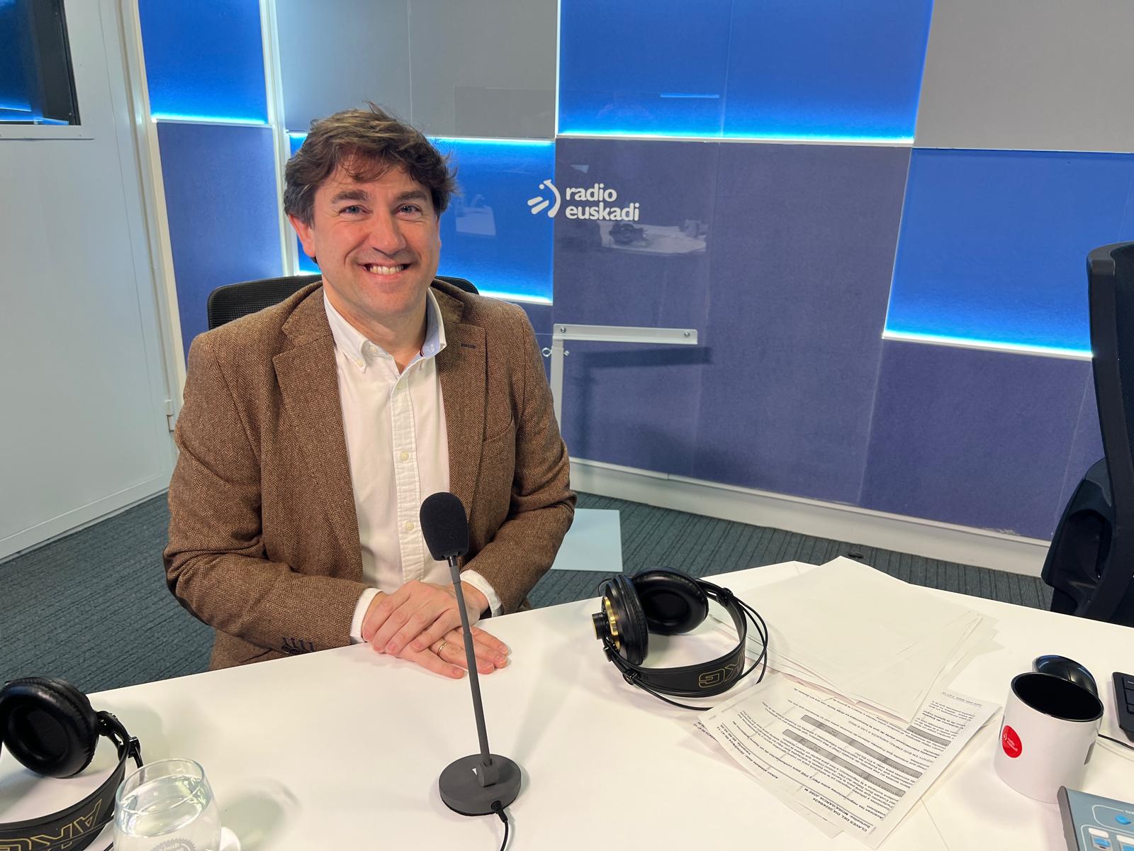 El Secretario General del PSE-EE, Eneko Andueza, durante la entrevista en Radio Euskadi | Foto: Socialistas Vascos