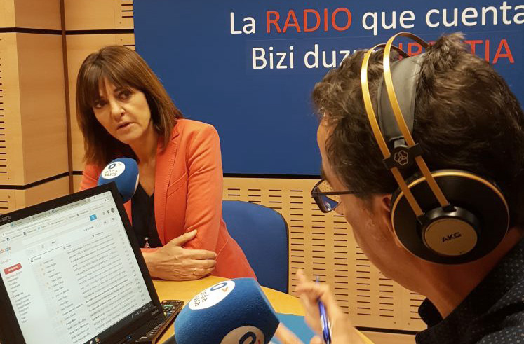 Idoia Mendia durante la entrevista en Onda Vasca | Foto: Socialistas Vascos