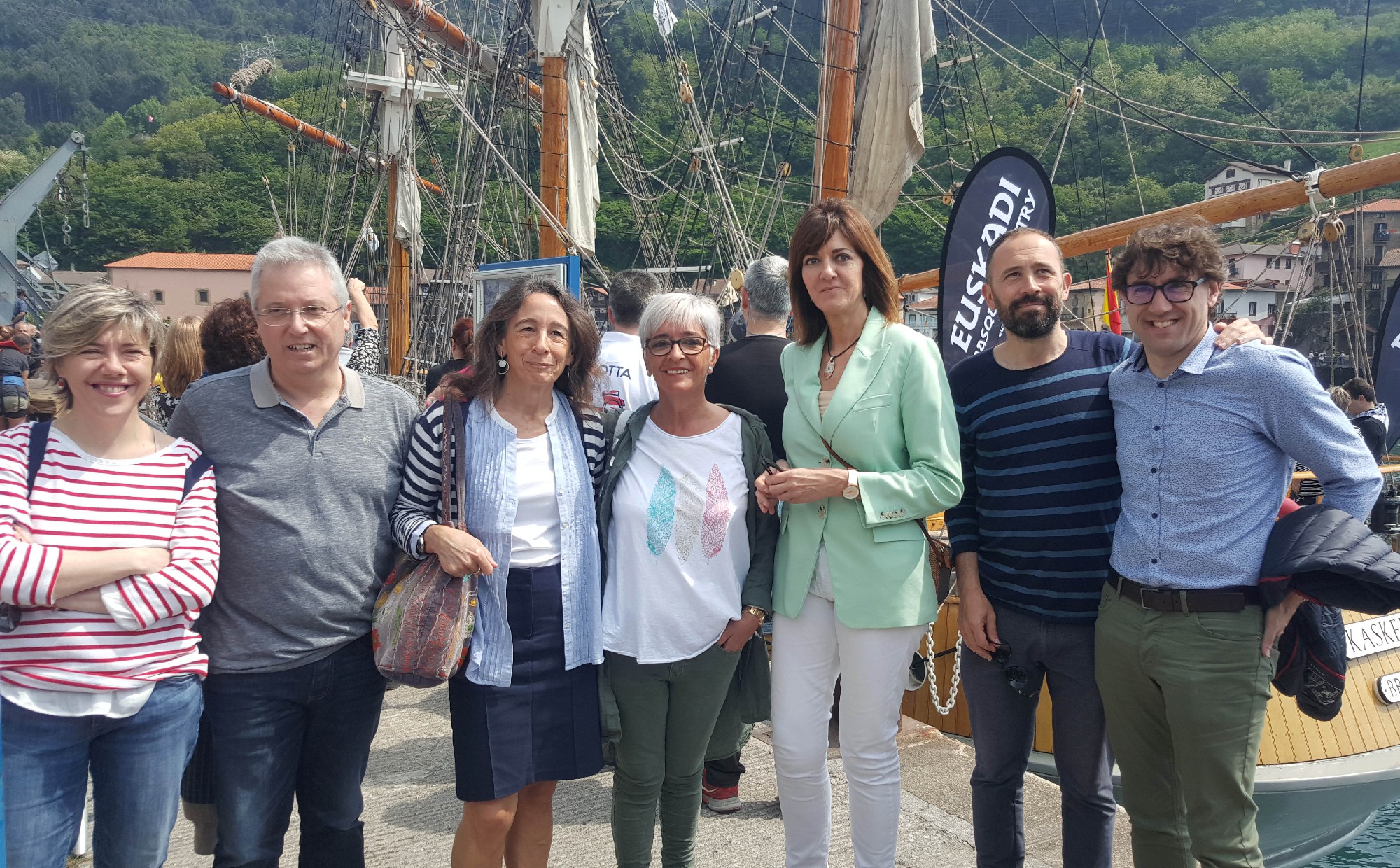 Una representaci&oacute;n del PSE-EE pasea por Pasaia durante el Festival Mar&iacute;timo  | Foto: Socialistas Vascos