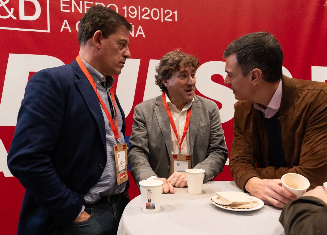 El Secretario General del PSE-EE, Eneko Andueza, con el Secretario General del PSOE y presidente del Gobierno, Pedro Sánchez, y el candidato socialista a la Xunta de Galicia, José Ramón Gómez Besteiro, en la Convención Política del PSOE en A Coruña | Foto: Socialistas Vascos