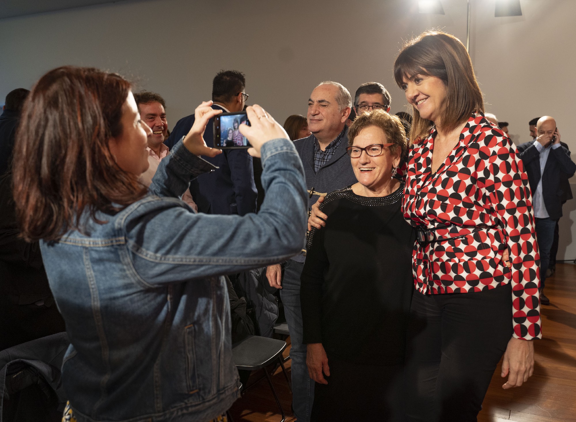 Adriana Lastra fotograf&iacute;a a Idoia Mendia junto a una militante| Foto: Socialistas Vascos