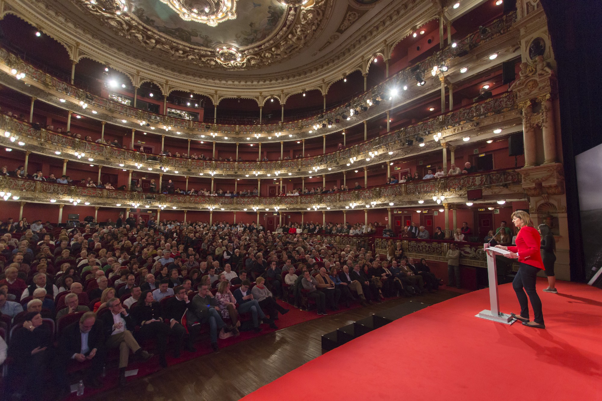 Idoia Mendia, en un momento de su intervenci&oacute;n en el Teatro Arriaga de Bilbao en el 25&ordm; aniversario de la convergencia del PSE-EE | Foto: Socialistas Vascos
