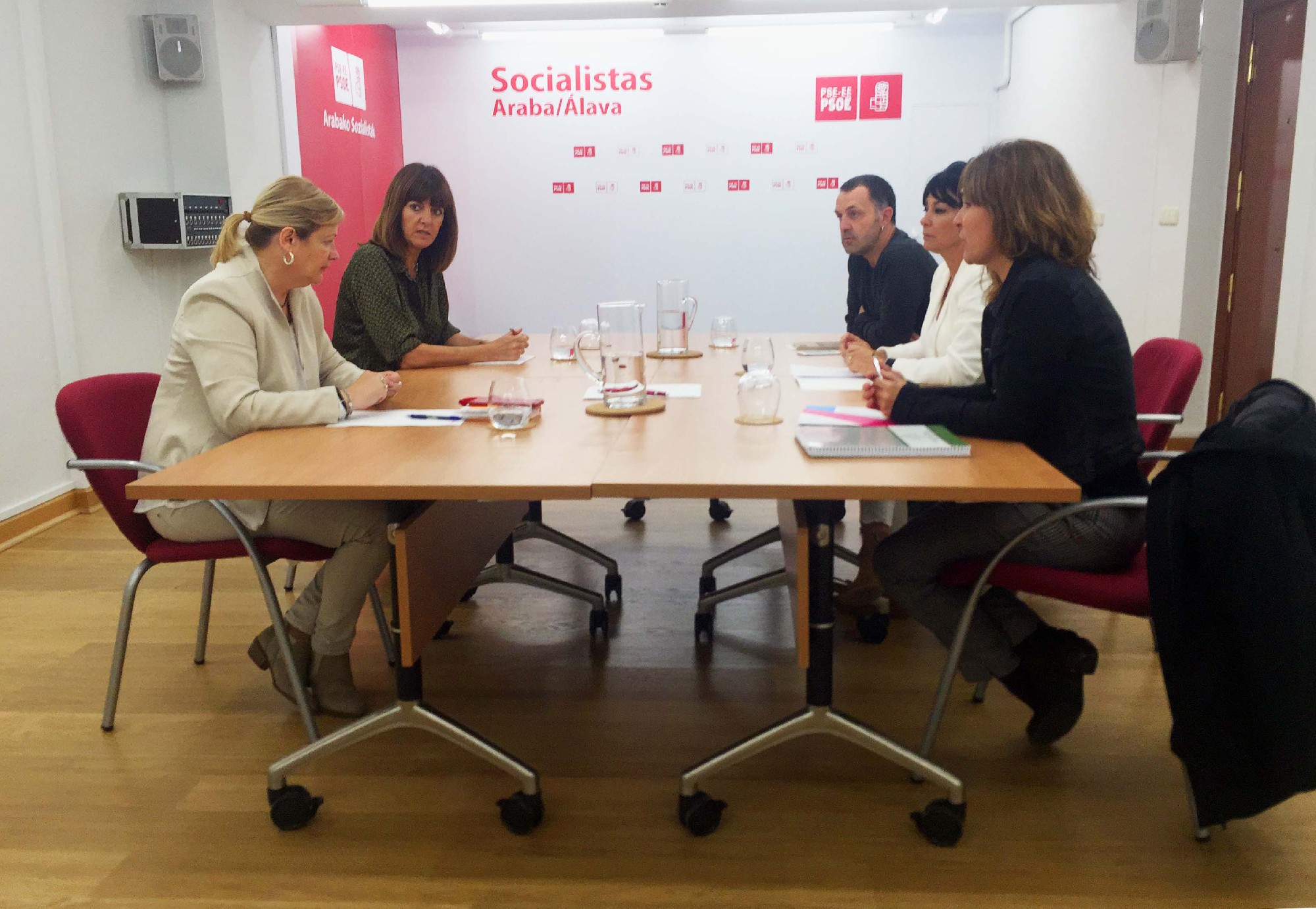 La delegaci&oacute;n socialistas ha estado encabezada por la Secretaria General del PSE-EE, Idoia Mendia, la responsable de la negociaci&oacute;n presupuestaria, la parlamentaria Susana Corcuera, y la Secretaria de Pol&iacute;tica Econ&oacute;mica, Sonia P&eacute;rez. La delegaci&oacute;n de EH Bildu estar&aacute; integrada por Maddalen Iriarte, Unai Urruzuno y Nerea Kortajarena. Foto | Socialistas Vascos.